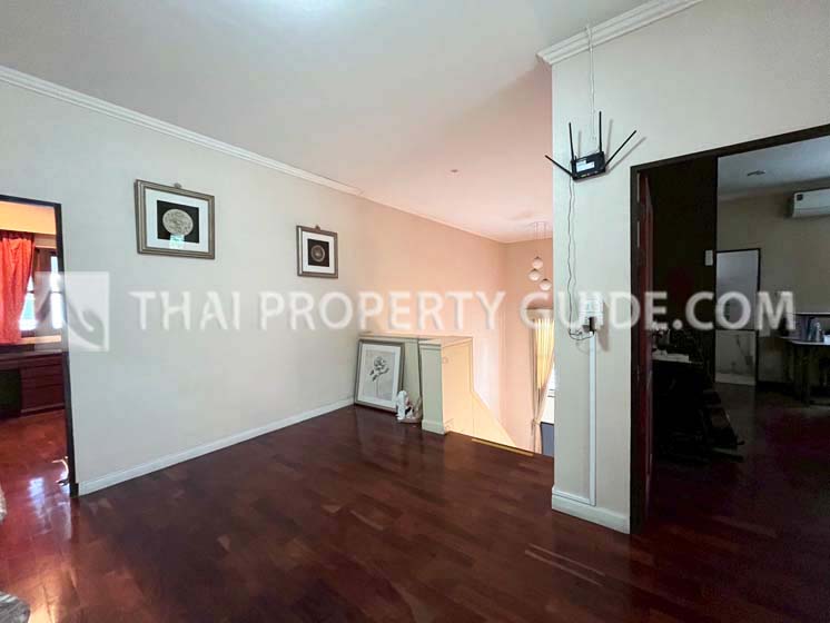House with Shared Pool in Srinakarin 